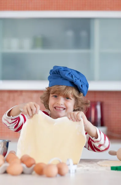 Aranyos fiú sütés otthon — Stock Fotó