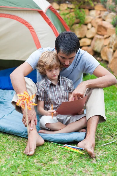 Far och son spelar i ett tält — Stockfoto