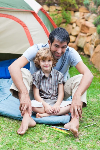 Vader en zoon spelen in een tent — Stockfoto