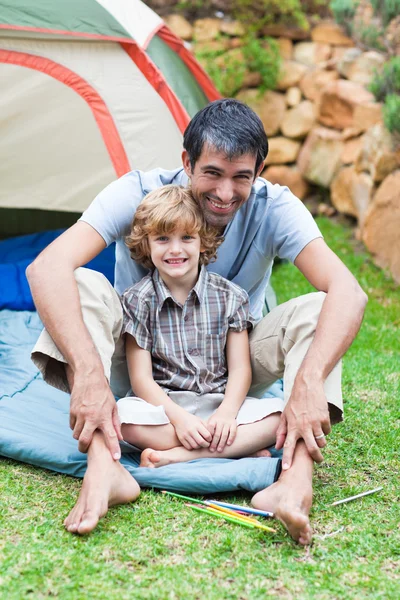 Père et fils jouant dans une tente — Photo