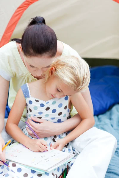 Madre e figlia wirting in tenda — Foto Stock