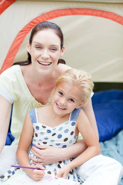 Mãe e filha brincando na tenda — Fotografia de Stock