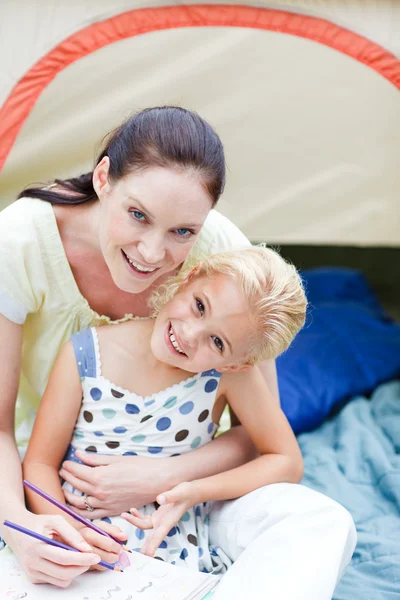 Mãe e filha brincando na tenda — Fotografia de Stock
