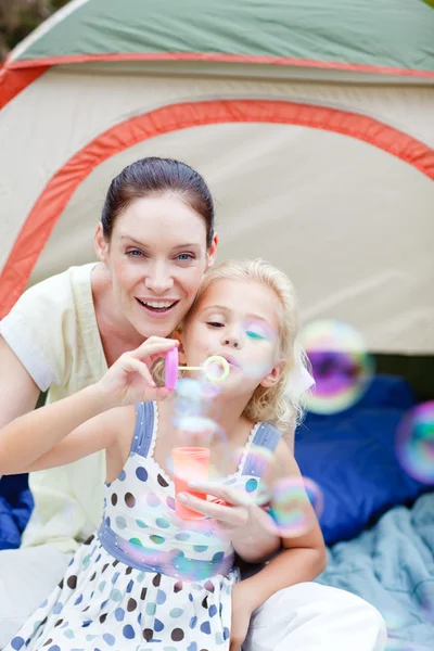 Anne ve kızı çadırda oynama — Stok fotoğraf
