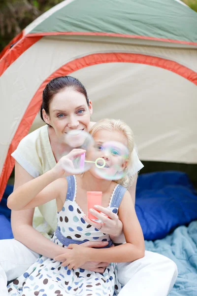 Anya és lánya buborékokat eregetett — Stock Fotó