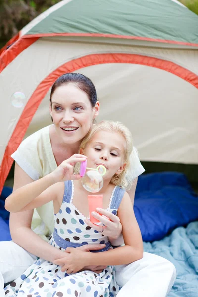 Mor och dotter ha kul med bubblor — Stockfoto