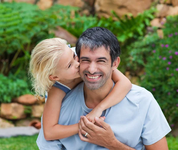 Hija besando a su padre —  Fotos de Stock