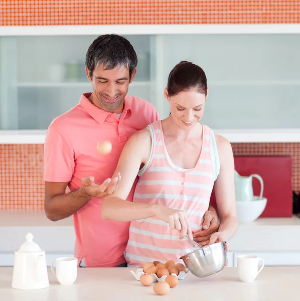 Homem e mulher atraentes cozinhar em casa — Fotografia de Stock