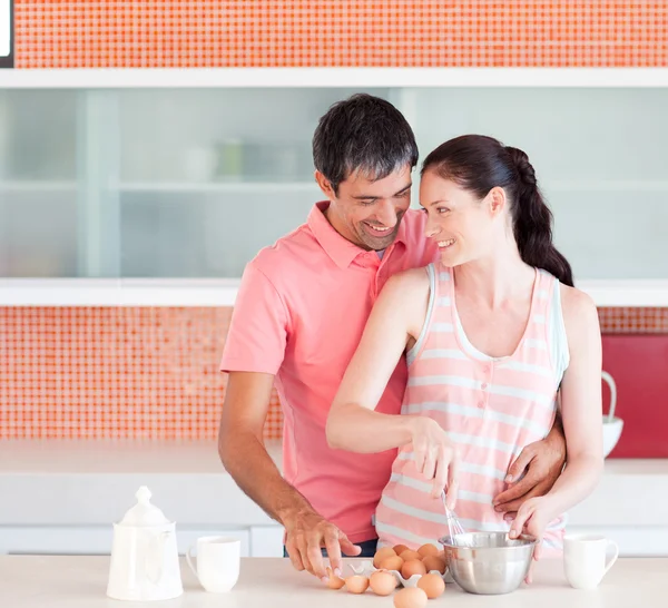 两个恋人在家做饭 — 图库照片
