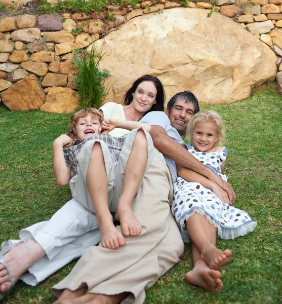 Rodzina uśmiechający się, odpoczynek w ogrodzie — Zdjęcie stockowe