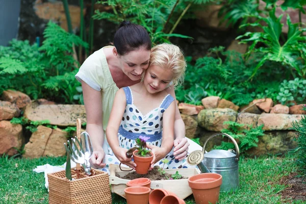 Liebe Mutter und Tochter bei der Gartenarbeit — Stockfoto
