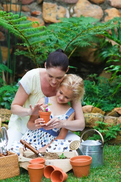 Mutter und Tochter bei der Gartenarbeit — Stockfoto