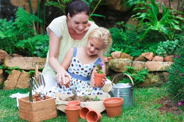 Mother and daughter gardening — Stock Photo, Image