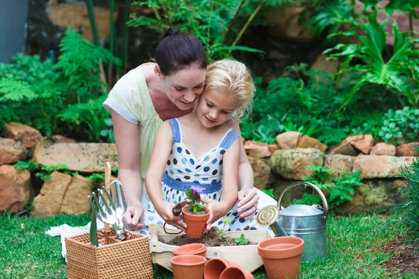Mãe e filha jardinagem — Fotografia de Stock