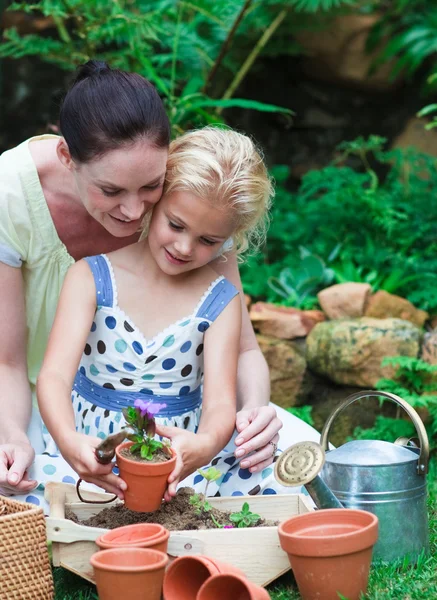 Anya és lánya Kertészkedés — Stock Fotó