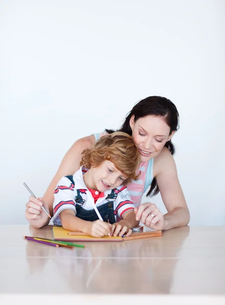Lächelnde Mutter zeichnet mit ihrem Sohn — Stockfoto