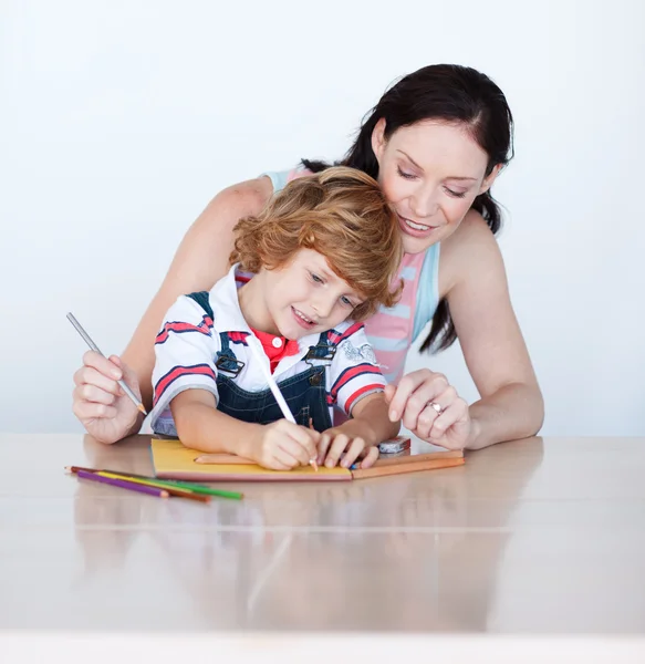 Sorridente madre disegno con suo figlio — Foto Stock