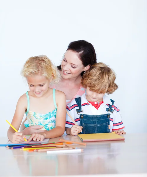 Mãe pintura com seus filhos — Fotografia de Stock