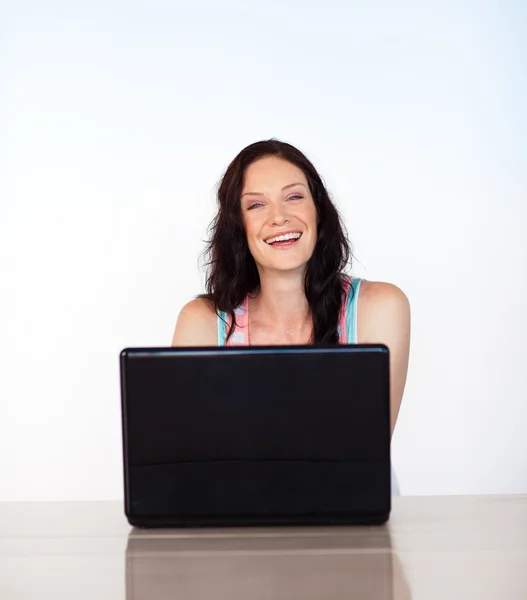 Портрет усміхненої жінки з ноутбуком — стокове фото
