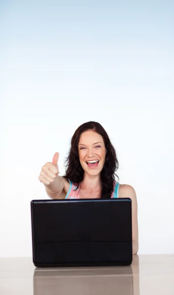 Feliz mujer sonriente usando su portátil con espacio de copia — Foto de Stock