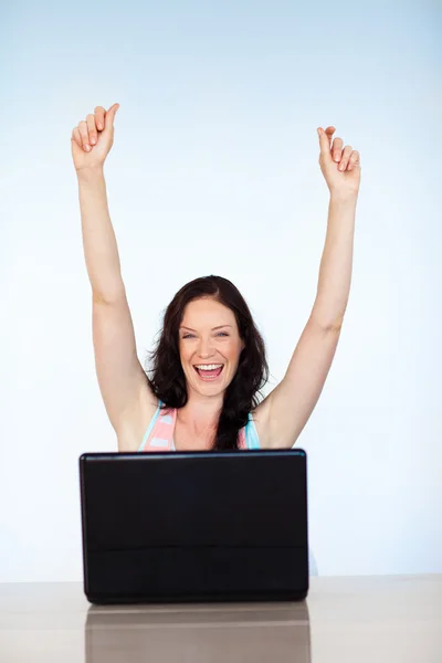 Femme heureuse ayant du succès avec ordinateur portable — Photo