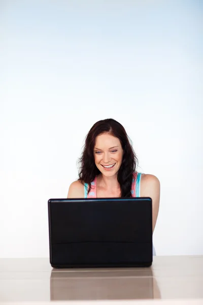 Улыбающаяся женщина с помощью ноутбука с копировальным пространством — стоковое фото