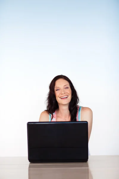 快乐的女人用一台笔记本电脑与副本空间工作 — 图库照片