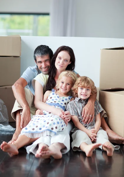 Familie liegt nach Hauskauf auf dem Boden — Stockfoto