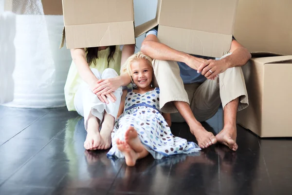 Família se divertindo depois de mudar de casa — Fotografia de Stock