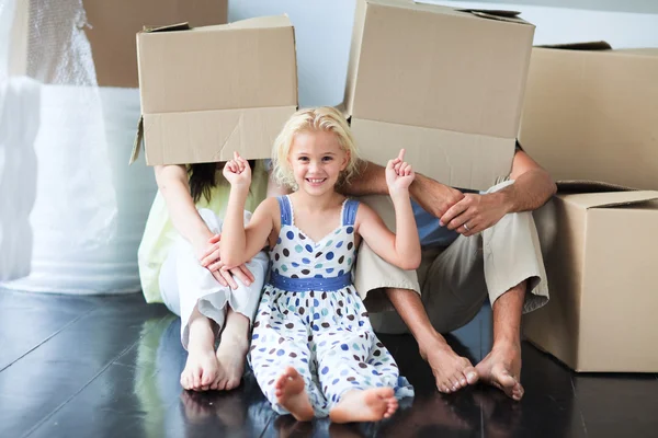 Family having fun in its new house — Stock Photo, Image