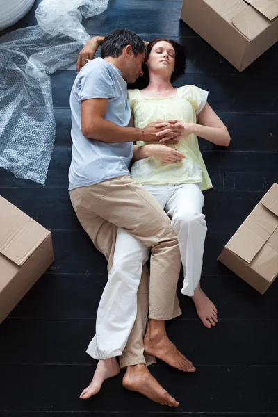 Amantes dormindo no chão — Fotografia de Stock