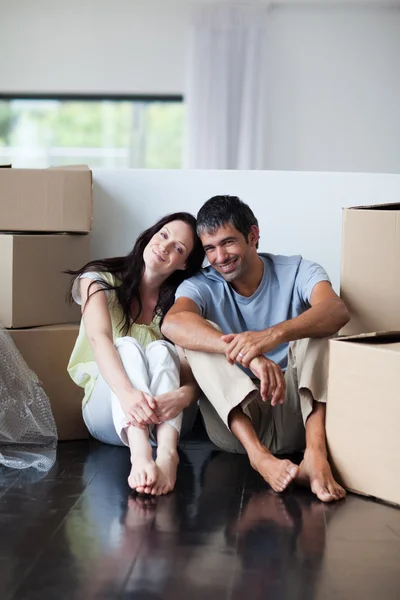 Amantes felizes movendo casa — Fotografia de Stock