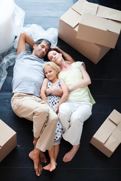 Батьки і дочка лежать на підлозі — стокове фото