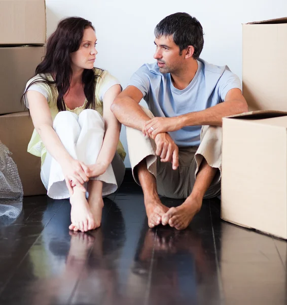 Pareja hablando de su nueva casa — Foto de Stock