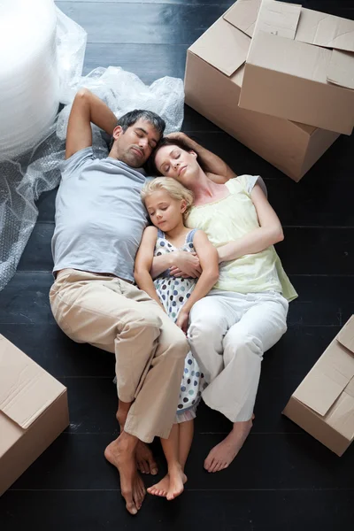Οικογενειακές ξαπλωμένο στο πάτωμα μετά από την αγορά σπιτιού — Φωτογραφία Αρχείου