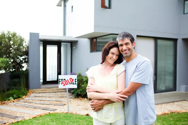 Newlyweds with their new house — Stock Photo, Image