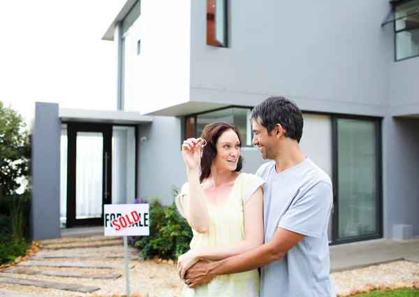 Happy couple after buying house — Stock Photo, Image