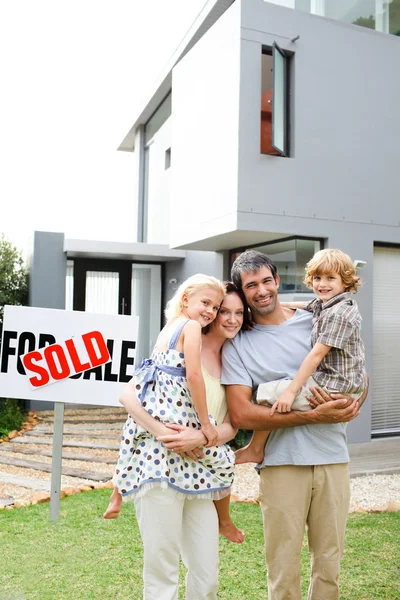 Οικογένεια, αγοράζοντας ένα σπίτι — Φωτογραφία Αρχείου