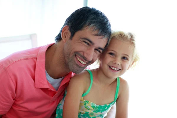 Padre e hija sonriendo a la cámara — Foto de Stock