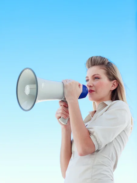 Aantrekkelijke zakenvrouw schreeuwen in een megafoon — Stockfoto