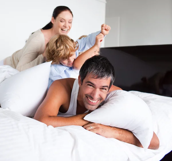 Семья играет с подушками — стоковое фото