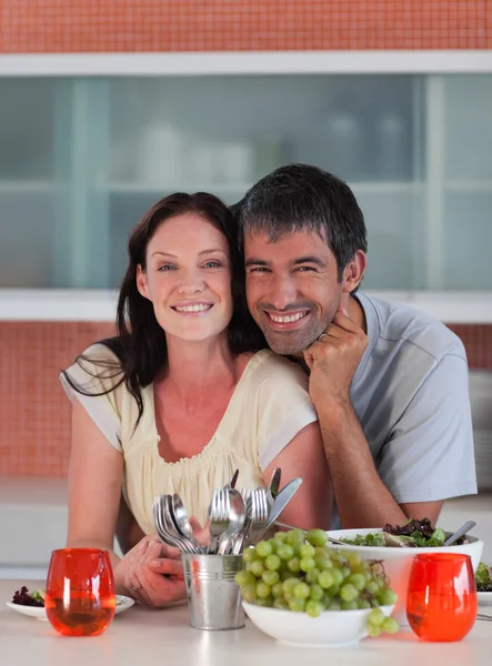Gli amanti mangiano frutta in cucina — Foto Stock