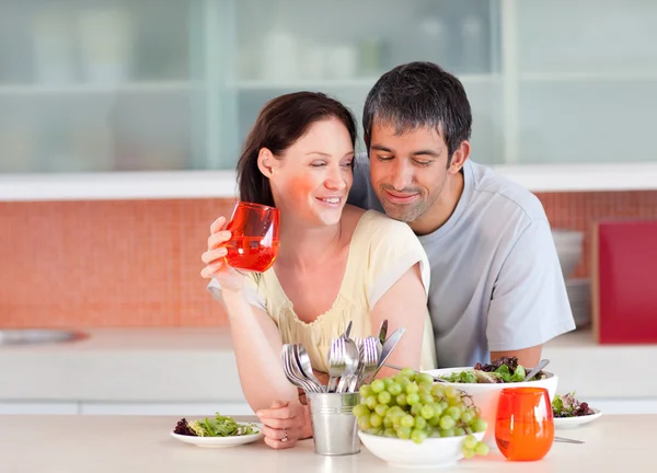 Paar isst und trinkt in der Küche — Stockfoto