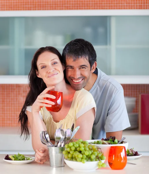 Casal comer e beber na cozinha — Fotografia de Stock