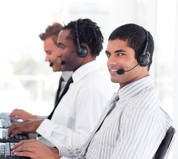 Obchodní tým v call centru nošení sluchátek s mikrofonem — Stock fotografie