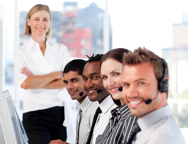 Equipe de negócios em um call center com uma líder feminina brilhante — Fotografia de Stock