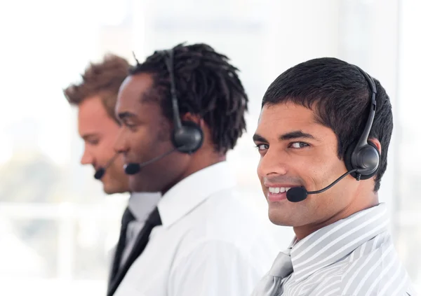 Equipe de negócios em um call center usando headsets — Fotografia de Stock