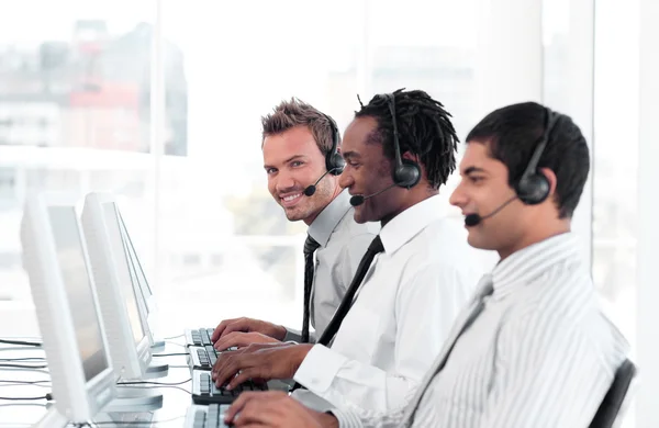 Διεθνή επιχειρηματική ομάδα σε ένα τηλεφωνικό κέντρο, φορώντας ακουστικά — Φωτογραφία Αρχείου