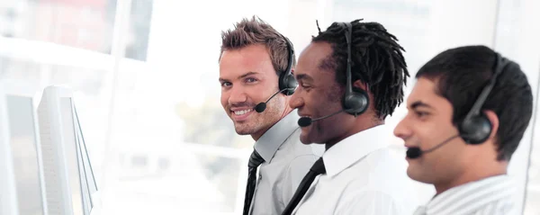 Equipe de negócios internacional em um call center usando fone de ouvido — Fotografia de Stock