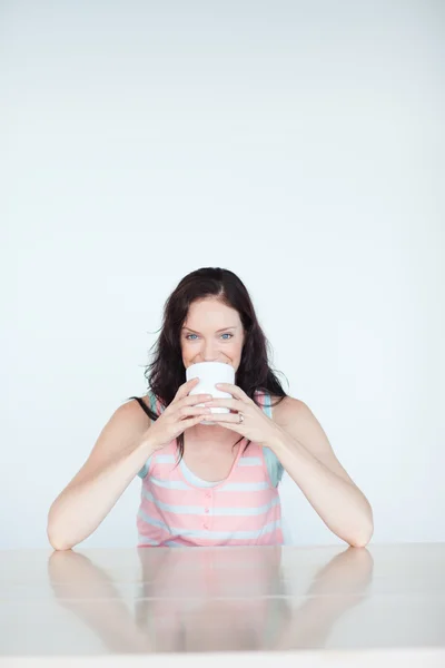 Vrouw die een kop koffie drinkt — Stockfoto